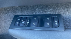 Volvo XC40 2.0 B4P Ultra Dark 5dr Auto Petrol Estate